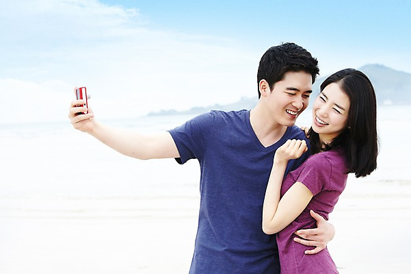 포토 JPG 주간 구름 커플 여자 남자 행복 한쌍 바다 여행 데이트 하늘 휴가 휴식 한국 사랑 서기 미소 웃음 사람 동양인 상반신 20대 성인 해변 야외 두명 관광지 제주도 카메라 사진촬영 한국인 디지털카메라 셀프카메라 기념사진 청년만 성인만 국내포토 자연요소 감정 아시아 컨셉 관계 모션 표정 인종 청년 전자제품 촬영 파일형식