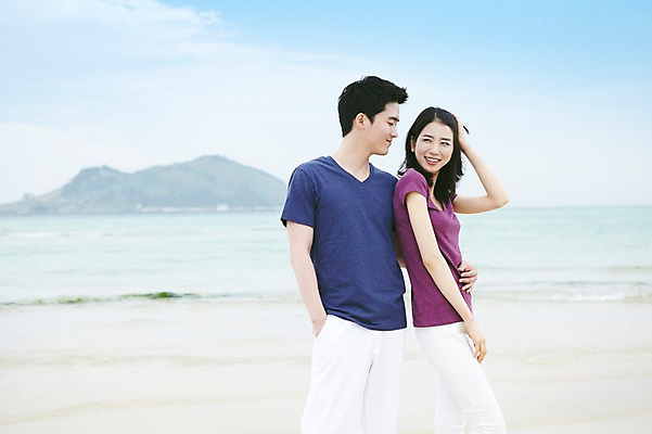 포토 JPG 주간 구름 커플 여자 남자 행복 한쌍 바다 여행 데이트 하늘 휴가 휴식 한국 사랑 서기 미소 웃음 사람 동양인 20대 성인 해변 야외 두명 관광지 제주도 한국인 청년만 성인만 국내포토 자연요소 감정 아시아 컨셉 관계 모션 표정 인종 청년 파일형식