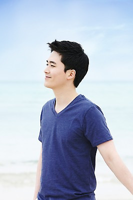 포토 JPG 주간 구름 남자 행복 바다 여행 하늘 휴가 휴식 한국 사랑 한명 서기 미소 웃음 사람 동양인 상반신 20대 성인 해변 야외 관광지 제주도 한국인 남자만 남자한명만 성인남자만 청년만 청년남자만 청년남자한명만 성인한명만 성인남자한명만 성인만 국내포토 자연요소 1 감정 아시아 컨셉 모션 표정 인종 청년 파일형식