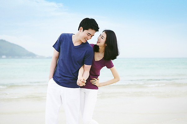 포토 JPG 주간 구름 커플 여자 남자 행복 한쌍 바다 여행 허리손 데이트 하늘 휴가 휴식 한국 사랑 서기 미소 웃음 사람 동양인 20대 성인 해변 야외 두명 관광지 제주도 마주보기 팔짱 한국인 청년만 성인만 국내포토 자연요소 감정 아시아 포즈 컨셉 관계 모션 표정 인종 청년 파일형식