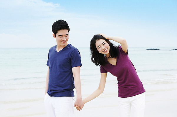포토 JPG 주간 구름 커플 여자 남자 한쌍 바다 여행 데이트 하늘 휴가 휴식 한국 서기 미소 웃음 사람 동양인 20대 성인 해변 야외 두명 관광지 제주도 손잡기 한국인 청년만 성인만 국내포토 자연요소 아시아 컨셉 관계 모션 표정 인종 청년 파일형식