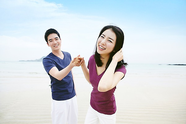 포토 JPG 주간 구름 커플 여자 남자 행복 한쌍 바다 여행 데이트 하늘 휴가 휴식 한국 사랑 서기 미소 웃음 사람 동양인 20대 성인 해변 야외 두명 관광지 제주도 손잡기 한국인 청년만 성인만 국내포토 자연요소 감정 아시아 컨셉 관계 모션 표정 인종 청년 파일형식