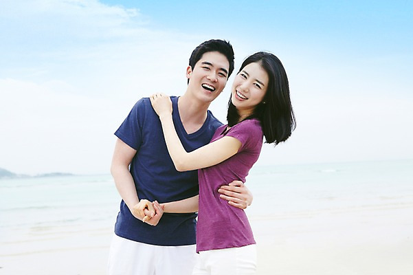 포토 JPG 주간 구름 커플 여자 남자 한쌍 바다 여행 데이트 하늘 휴가 휴식 한국 서기 미소 웃음 사람 동양인 상반신 20대 성인 해변 야외 두명 관광지 제주도 손잡기 한국인 청년만 성인만 국내포토 자연요소 아시아 컨셉 관계 모션 표정 인종 청년 파일형식