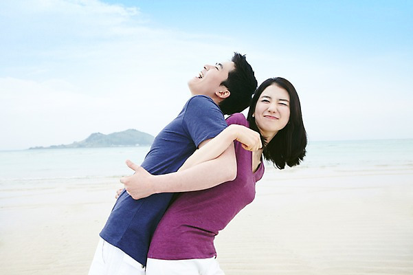 포토 JPG 주간 구름 커플 여자 남자 행복 한쌍 바다 여행 데이트 하늘 휴가 휴식 한국 사랑 서기 미소 웃음 사람 동양인 상반신 20대 성인 해변 야외 두명 관광지 제주도 한국인 등맞대기 등배지기 청년만 성인만 국내포토 자연요소 감정 아시아 컨셉 관계 모션 표정 인종 청년 파일형식