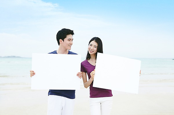 포토 JPG 주간 구름 배너 커플 여자 남자 한쌍 바다 여행 데이트 하늘 휴가 휴식 안내 사각프레임 한국 광고판 서기 미소 웃음 들기 사람 동양인 20대 성인 해변 야외 두명 관광지 제주도 한국인 알림 청년만 성인만 국내포토 자연요소 아시아 컨셉 관계 모션 프레임 알림판 표정 인종 청년 사각형 판 파일형식