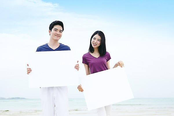 포토 JPG 주간 구름 배너 커플 여자 남자 한쌍 바다 여행 데이트 하늘 휴가 휴식 안내 사각프레임 한국 광고판 서기 미소 웃음 들기 사람 동양인 20대 성인 해변 야외 두명 관광지 제주도 한국인 알림 청년만 성인만 국내포토 자연요소 아시아 컨셉 관계 모션 프레임 알림판 표정 인종 청년 사각형 판 파일형식