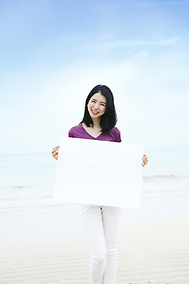 포토 JPG 주간 구름 배너 여자 바다 여행 하늘 휴가 휴식 안내 사각프레임 한국 광고판 한명 서기 미소 웃음 들기 사람 동양인 20대 성인 해변 야외 관광지 제주도 한국인 알림 여자만 여자한명만 성인여자만 청년만 청년여자만 성인한명만 청년여자한명만 성인여자한명만 성인만 국내포토 자연요소 1 아시아 컨셉 모션 프레임 알림판 표정 인종 청년 사각형 판 파일형식