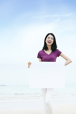 포토 JPG 주간 구름 배너 여자 행복 바다 여행 하늘 휴가 휴식 안내 사각프레임 한국 광고판 사랑 한명 서기 미소 웃음 들기 사람 동양인 20대 성인 해변 야외 관광지 제주도 한국인 알림 여자만 여자한명만 성인여자만 청년만 청년여자만 성인한명만 청년여자한명만 성인여자한명만 성인만 국내포토 자연요소 1 감정 아시아 컨셉 모션 프레임 알림판 표정 인종 청년 사각형 판 파일형식