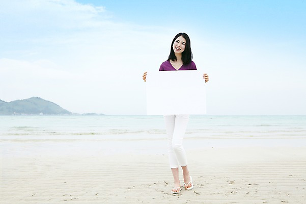 포토 JPG 주간 전신 구름 배너 여자 바다 여행 하늘 휴가 휴식 안내 사각프레임 한국 광고판 한명 서기 미소 웃음 들기 사람 동양인 20대 성인 해변 야외 관광지 제주도 한국인 알림 여자만 여자한명만 성인여자만 청년만 청년여자만 성인한명만 청년여자한명만 성인여자한명만 성인만 국내포토 자연요소 1 아시아 컨셉 모션 프레임 알림판 표정 인종 청년 사각형 판 파일형식
