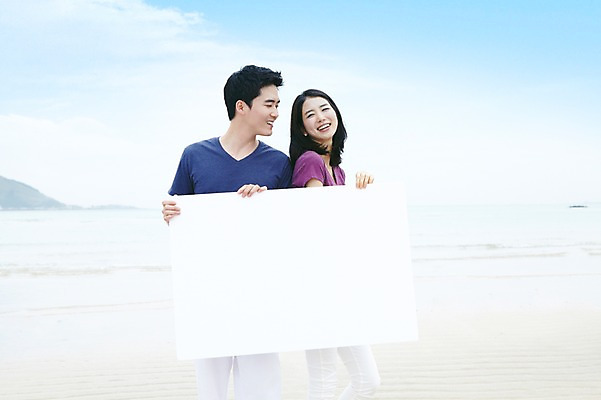 포토 JPG 주간 구름 배너 커플 여자 남자 한쌍 바다 여행 데이트 하늘 휴가 휴식 안내 사각프레임 한국 광고판 서기 미소 웃음 들기 사람 동양인 20대 성인 해변 야외 두명 관광지 제주도 한국인 알림 청년만 성인만 국내포토 자연요소 아시아 컨셉 관계 모션 프레임 알림판 표정 인종 청년 사각형 판 파일형식