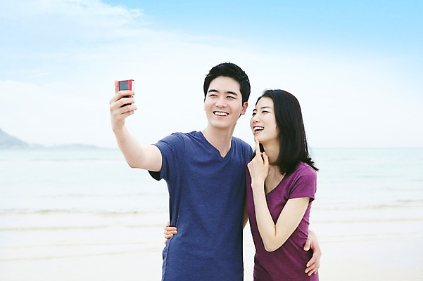 포토 JPG 주간 구름 커플 여자 남자 한쌍 바다 여행 데이트 하늘 휴가 휴식 한국 서기 미소 웃음 사람 동양인 상반신 20대 성인 해변 야외 두명 관광지 제주도 카메라 사진촬영 한국인 디지털카메라 셀프카메라 기념사진 청년만 성인만 국내포토 자연요소 아시아 컨셉 관계 모션 표정 인종 청년 전자제품 촬영 파일형식