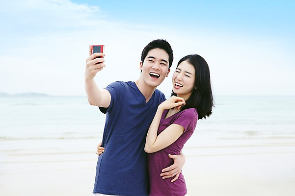 포토 JPG 주간 구름 커플 여자 남자 한쌍 바다 여행 데이트 하늘 휴가 휴식 한국 윙크 서기 미소 웃음 사람 동양인 상반신 20대 성인 해변 야외 두명 관광지 제주도 카메라 눈감음 사진촬영 한국인 디지털카메라 셀프카메라 기념사진 청년만 성인만 국내포토 자연요소 아시아 컨셉 관계 모션 표정 인종 청년 전자제품 촬영 파일형식