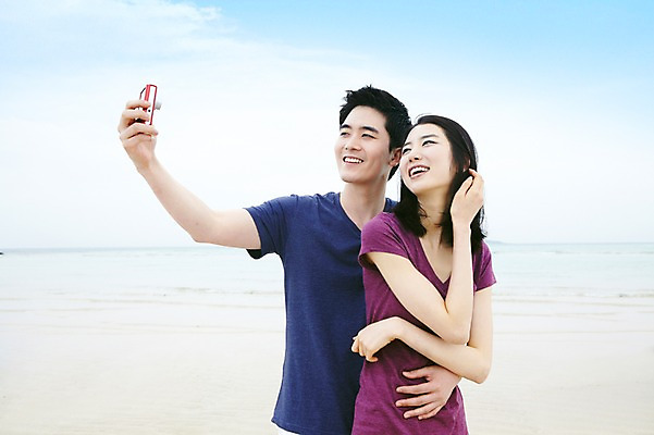 포토 JPG 주간 구름 커플 여자 남자 행복 한쌍 바다 여행 데이트 하늘 휴가 휴식 한국 사랑 서기 미소 웃음 사람 동양인 상반신 20대 성인 해변 야외 두명 관광지 제주도 카메라 사진촬영 한국인 디지털카메라 셀프카메라 기념사진 청년만 성인만 국내포토 자연요소 감정 아시아 컨셉 관계 모션 표정 인종 청년 전자제품 촬영 파일형식