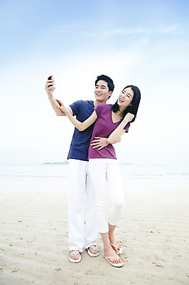 포토 JPG 주간 전신 구름 커플 여자 남자 한쌍 바다 여행 데이트 안기 포옹 하늘 휴가 휴식 한국 서기 미소 웃음 사람 동양인 20대 성인 해변 야외 두명 관광지 제주도 카메라 사진촬영 한국인 디지털카메라 셀프카메라 기념사진 청년만 성인만 국내포토 자연요소 아시아 컨셉 관계 모션 표정 인종 청년 전자제품 촬영 파일형식