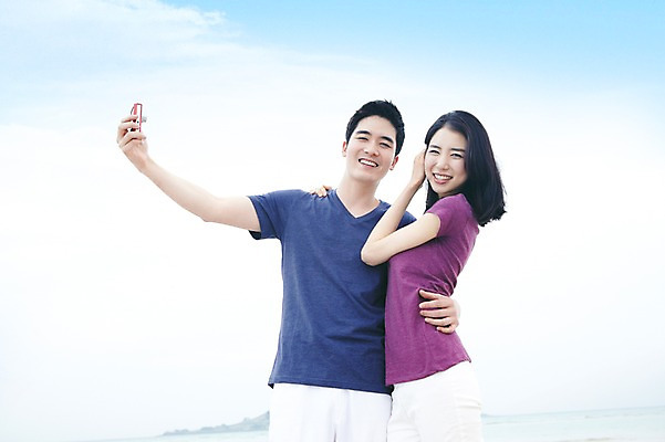 포토 JPG 주간 구름 커플 여자 남자 한쌍 바다 여행 데이트 하늘 휴가 휴식 한국 서기 미소 웃음 사람 동양인 상반신 20대 성인 해변 야외 두명 관광지 제주도 카메라 사진촬영 한국인 디지털카메라 셀프카메라 기념사진 청년만 성인만 국내포토 자연요소 아시아 컨셉 관계 모션 표정 인종 청년 전자제품 촬영 파일형식