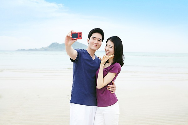 포토 JPG 주간 구름 커플 여자 남자 한쌍 바다 여행 데이트 하늘 휴가 휴식 한국 서기 웃음 사람 동양인 상반신 20대 성인 해변 야외 두명 관광지 제주도 카메라 사진촬영 한국인 디지털카메라 셀프카메라 브이 기념사진 청년만 성인만 국내포토 자연요소 아시아 컨셉 관계 모션 표정 인종 손짓 청년 전자제품 촬영 파일형식