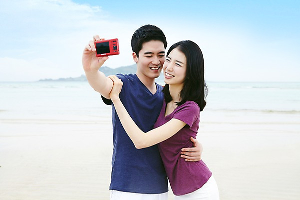 포토 JPG 주간 구름 커플 여자 남자 한쌍 바다 여행 데이트 하늘 휴가 휴식 한국 서기 미소 웃음 사람 동양인 상반신 20대 성인 해변 야외 두명 관광지 제주도 카메라 사진촬영 한국인 디지털카메라 셀프카메라 기념사진 청년만 성인만 국내포토 자연요소 아시아 컨셉 관계 모션 표정 인종 청년 전자제품 촬영 파일형식