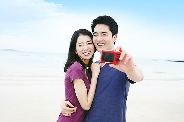 포토 JPG 주간 구름 커플 여자 남자 행복 한쌍 바다 여행 데이트 하늘 휴가 휴식 한국 사랑 서기 미소 웃음 사람 동양인 상반신 20대 성인 해변 야외 두명 관광지 제주도 카메라 사진촬영 한국인 디지털카메라 셀프카메라 기념사진 청년만 성인만 국내포토 자연요소 감정 아시아 컨셉 관계 모션 표정 인종 청년 전자제품 촬영 파일형식