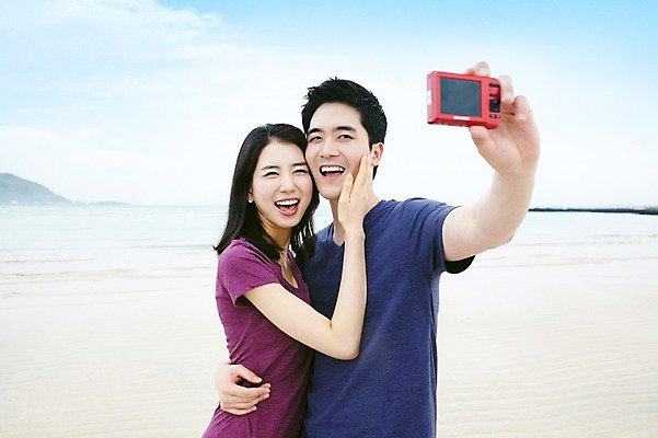 포토 JPG 주간 구름 커플 여자 남자 행복 한쌍 바다 여행 데이트 하늘 휴가 휴식 한국 사랑 서기 미소 웃음 사람 동양인 상반신 20대 성인 해변 야외 두명 관광지 제주도 카메라 사진촬영 한국인 디지털카메라 셀프카메라 기념사진 청년만 성인만 국내포토 자연요소 감정 아시아 컨셉 관계 모션 표정 인종 청년 전자제품 촬영 파일형식