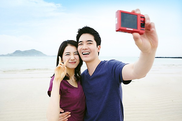 포토 JPG 주간 구름 커플 여자 남자 행복 한쌍 바다 여행 데이트 하늘 휴가 휴식 한국 사랑 서기 웃음 사람 동양인 상반신 20대 성인 해변 야외 두명 관광지 제주도 카메라 사진촬영 한국인 디지털카메라 셀프카메라 브이 기념사진 청년만 성인만 국내포토 자연요소 감정 아시아 컨셉 관계 모션 표정 인종 손짓 청년 전자제품 촬영 파일형식
