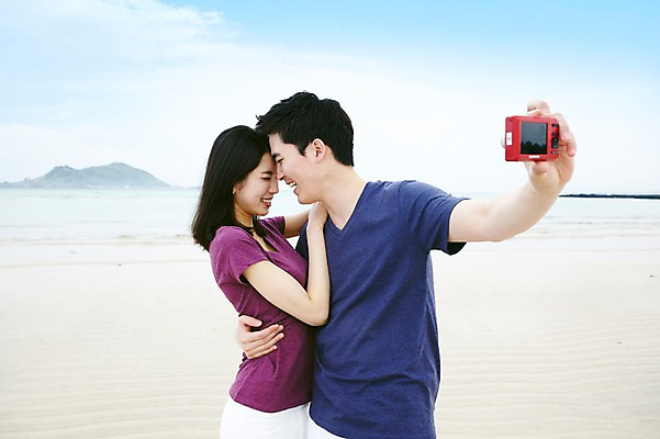 포토 JPG 주간 구름 커플 여자 남자 행복 한쌍 바다 여행 데이트 하늘 휴가 휴식 한국 사랑 서기 미소 웃음 사람 동양인 상반신 20대 성인 해변 야외 두명 관광지 제주도 마주보기 카메라 사진촬영 한국인 디지털카메라 셀프카메라 기념사진 청년만 성인만 국내포토 자연요소 감정 아시아 컨셉 관계 모션 표정 인종 청년 전자제품 촬영 파일형식