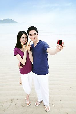 포토 JPG 주간 전신 구름 커플 여자 남자 행복 한쌍 바다 여행 데이트 하늘 휴가 휴식 한국 사랑 서기 웃음 사람 동양인 20대 성인 해변 야외 두명 관광지 제주도 카메라 사진촬영 한국인 디지털카메라 셀프카메라 브이 기념사진 청년만 성인만 국내포토 자연요소 감정 아시아 컨셉 관계 모션 표정 인종 손짓 청년 전자제품 촬영 파일형식