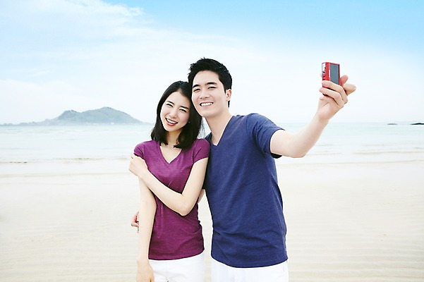 포토 JPG 주간 구름 커플 여자 남자 한쌍 바다 여행 데이트 하늘 휴가 휴식 한국 서기 미소 웃음 사람 동양인 상반신 20대 성인 해변 야외 두명 관광지 제주도 카메라 사진촬영 한국인 디지털카메라 셀프카메라 기념사진 청년만 성인만 국내포토 자연요소 아시아 컨셉 관계 모션 표정 인종 청년 전자제품 촬영 파일형식