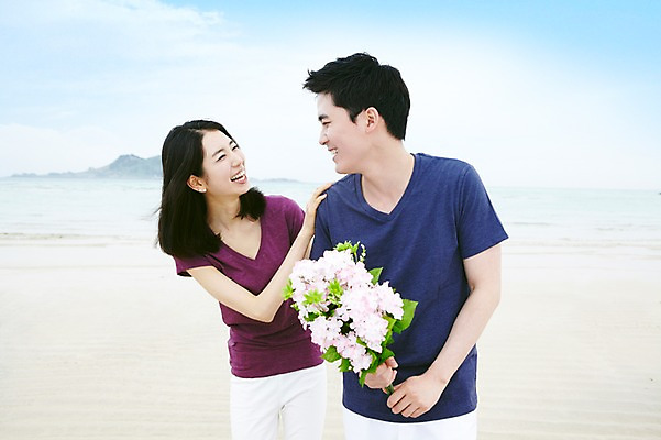 포토 JPG 주간 구름 커플 여자 남자 꽃 행복 한쌍 바다 부케 여행 데이트 하늘 휴가 휴식 한국 사랑 서기 미소 웃음 사람 동양인 상반신 20대 성인 해변 야외 두명 관광지 제주도 마주보기 한국인 청년만 성인만 국내포토 자연요소 식물 감정 아시아 꽃다발 컨셉 관계 모션 표정 인종 청년 파일형식