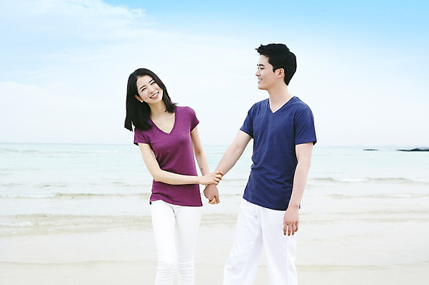 포토 JPG 주간 구름 커플 여자 남자 행복 한쌍 바다 여행 데이트 하늘 휴가 휴식 한국 사랑 서기 미소 웃음 사람 동양인 20대 성인 해변 야외 두명 관광지 제주도 손잡기 한국인 청년만 성인만 국내포토 자연요소 감정 아시아 컨셉 관계 모션 표정 인종 청년 파일형식