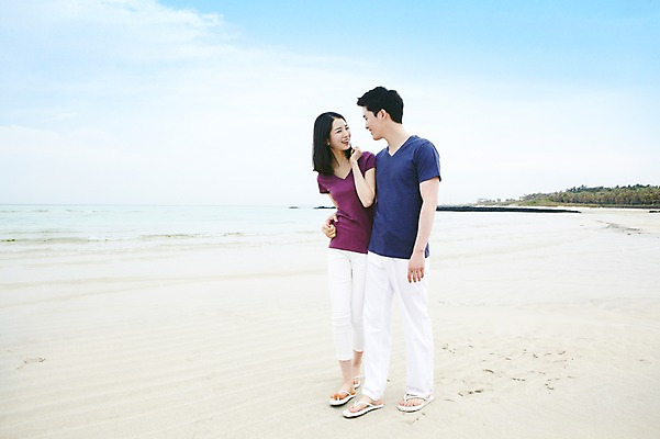 포토 JPG 주간 전신 구름 커플 여자 남자 행복 한쌍 바다 여행 데이트 하늘 휴가 휴식 한국 사랑 미소 웃음 사람 동양인 20대 성인 해변 야외 두명 관광지 제주도 마주보기 걷기 한국인 청년만 성인만 국내포토 자연요소 감정 아시아 컨셉 관계 모션 표정 인종 청년 파일형식