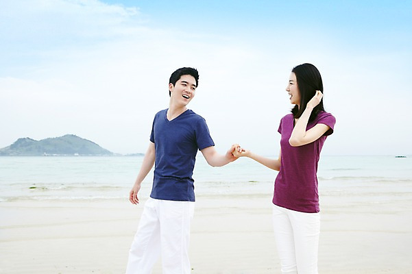 포토 JPG 주간 구름 커플 여자 남자 행복 한쌍 바다 여행 데이트 하늘 휴가 휴식 한국 사랑 서기 미소 웃음 사람 동양인 20대 성인 해변 야외 두명 관광지 제주도 마주보기 손잡기 한국인 청년만 성인만 국내포토 자연요소 감정 아시아 컨셉 관계 모션 표정 인종 청년 파일형식