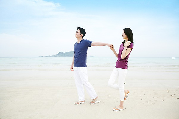 포토 JPG 주간 전신 구름 커플 여자 남자 한쌍 바다 여행 데이트 하늘 휴가 휴식 한국 서기 미소 웃음 사람 동양인 20대 성인 해변 야외 두명 관광지 제주도 손잡기 한국인 청년만 성인만 국내포토 자연요소 아시아 컨셉 관계 모션 표정 인종 청년 파일형식