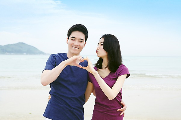 포토 JPG 주간 구름 커플 여자 남자 행복 한쌍 바다 여행 데이트 하늘 휴가 휴식 한국 사랑 서기 미소 웃음 사람 동양인 손짓 상반신 20대 성인 해변 야외 두명 관광지 제주도 한국인 하트 청년만 성인만 국내포토 자연요소 모양 감정 아시아 컨셉 관계 모션 표정 인종 청년 파일형식