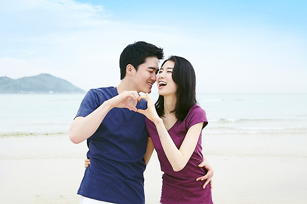 포토 JPG 주간 구름 커플 여자 남자 행복 한쌍 바다 여행 데이트 하늘 휴가 휴식 한국 사랑 서기 미소 웃음 사람 동양인 손짓 상반신 20대 성인 해변 야외 두명 관광지 제주도 한국인 하트 청년만 성인만 국내포토 자연요소 모양 감정 아시아 컨셉 관계 모션 표정 인종 청년 파일형식