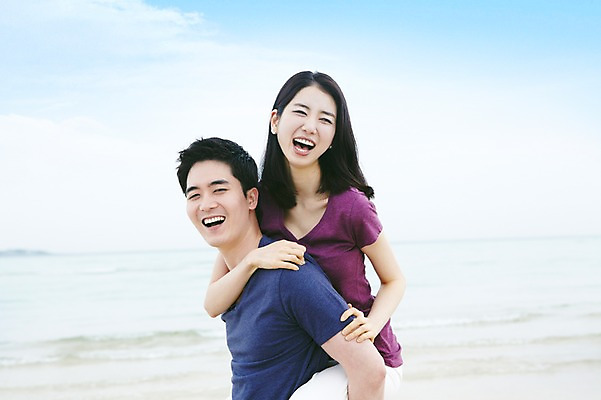 포토 JPG 주간 구름 커플 여자 남자 한쌍 바다 여행 데이트 하늘 휴가 휴식 한국 미소 웃음 사람 동양인 상반신 20대 성인 해변 야외 두명 관광지 제주도 한국인 업기 청년만 성인만 국내포토 자연요소 아시아 컨셉 관계 모션 표정 인종 청년 파일형식