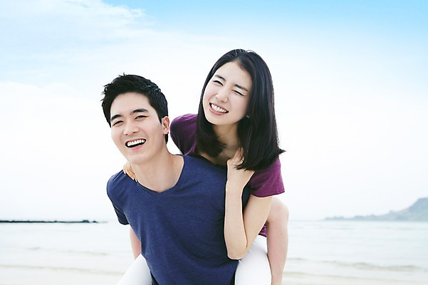 포토 JPG 주간 구름 커플 여자 남자 한쌍 바다 여행 데이트 하늘 휴가 휴식 한국 미소 웃음 사람 동양인 상반신 20대 성인 해변 야외 두명 관광지 제주도 한국인 업기 청년만 성인만 국내포토 자연요소 아시아 컨셉 관계 모션 표정 인종 청년 파일형식