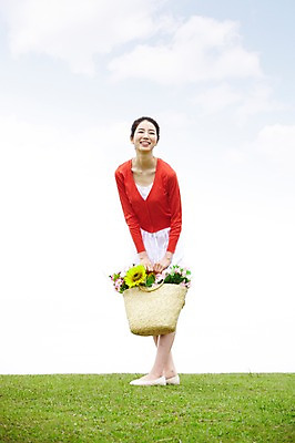 포토 JPG 주간 전신 구름 여자 꽃 바다 여행 포즈 하늘 휴가 휴식 한국 한명 서기 미소 웃음 사람 동양인 잔디 20대 성인 해변 야외 관광지 제주도 소풍 한국인 꽃바구니 여자만 여자한명만 성인여자만 청년만 청년여자만 성인한명만 청년여자한명만 성인여자한명만 성인만 국내포토 자연요소 식물 1 아시아 컨셉 모션 표정 인종 청년 야외활동 바구니 파일형식 나라