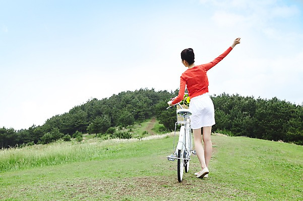 포토 JPG 주간 전신 구름 여자 꽃 여유 육상교통 교통수단 바다 여행 하늘 팔벌리기 휴가 휴식 한국 한명 미소 웃음 사람 동양인 잔디 20대 성인 해변 야외 관광지 제주도 걷기 자전거 한국인 자유 승차 상쾌 꽃바구니 여자만 여자한명만 성인여자만 청년만 청년여자만 성인한명만 청년여자한명만 성인여자한명만 성인만 국내포토 자연요소 식물 1 감정 아시아 교통 컨셉 모션 표정 인종 청년 바구니 바이크 파일형식