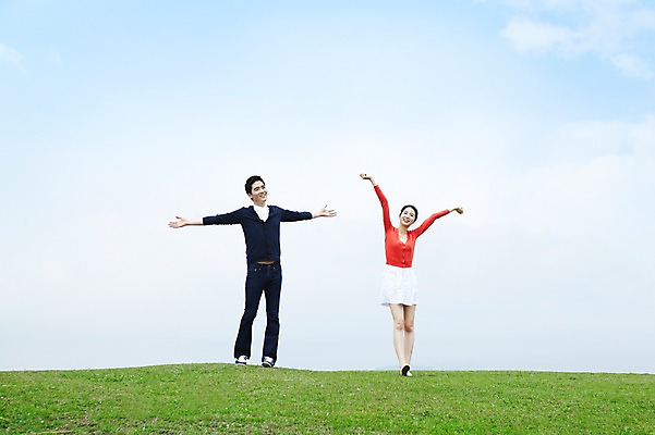 포토 JPG 주간 전신 구름 커플 응시 여자 남자 바다 여행 데이트 하늘 팔벌리기 휴가 한국 서기 미소 웃음 사람 동양인 손짓 잔디 20대 성인 해변 야외 두명 관광지 달리기 제주도 소풍 한국인 자유 청년만 성인만 국내포토 자연요소 식물 시선 아시아 컨셉 관계 모션 표정 인종 청년 야외활동 파일형식