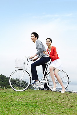 포토 JPG 주간 전신 구름 커플 여자 남자 여유 육상교통 교통수단 바다 여행 데이트 하늘 휴가 휴식 한국 웃음 사람 동양인 잔디 20대 성인 야외 두명 관광지 제주도 소풍 자전거 한국인 승차 상쾌 청년만 성인만 국내포토 자연요소 식물 감정 아시아 교통 컨셉 관계 모션 표정 인종 청년 야외활동 바이크 파일형식 나라