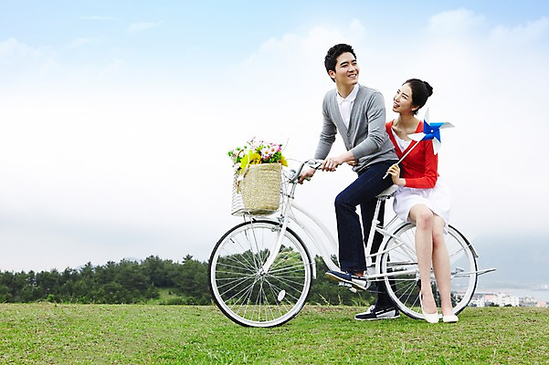 포토 JPG 주간 전신 구름 커플 여자 남자 꽃 여유 육상교통 교통수단 바다 여행 데이트 하늘 휴가 휴식 한국 웃음 사람 동양인 잔디 20대 성인 야외 두명 관광지 제주도 소풍 자전거 한국인 승차 바람개비 상쾌 꽃바구니 청년만 성인만 국내포토 자연요소 식물 감정 아시아 교통 컨셉 관계 모션 표정 인종 청년 야외활동 바구니 바이크 파일형식