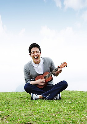 포토 JPG 주간 전신 구름 남자 문화 예술 악기 바다 여행 연주 하늘 현악기 휴가 문화예술 휴식 한국 한명 미소 웃음 사람 앉기 동양인 잔디 20대 성인 취미 해변 야외 관광지 제주도 한국인 우쿨렐레 남자만 남자한명만 성인남자만 청년만 청년남자만 청년남자한명만 성인한명만 성인남자한명만 성인만 국내포토 자연요소 식물 1 아시아 음악 컨셉 모션 표정 인종 청년 파일형식