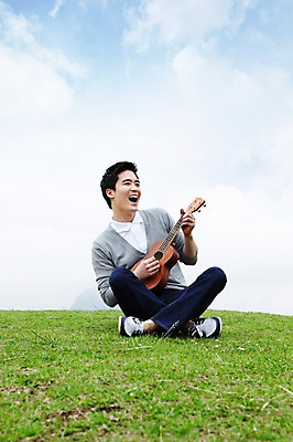 포토 JPG 주간 전신 구름 남자 문화 예술 악기 바다 여행 연주 하늘 현악기 휴가 문화예술 휴식 한국 한명 서기 미소 웃음 사람 동양인 잔디 20대 성인 취미 해변 야외 관광지 제주도 한국인 우쿨렐레 남자만 남자한명만 성인남자만 청년만 청년남자만 청년남자한명만 성인한명만 성인남자한명만 성인만 국내포토 자연요소 식물 1 아시아 음악 컨셉 모션 표정 인종 청년 파일형식 나라
