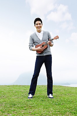 포토 JPG 주간 전신 구름 남자 문화 예술 악기 바다 여행 연주 하늘 현악기 휴가 문화예술 휴식 한국 한명 서기 미소 웃음 사람 동양인 잔디 20대 성인 취미 해변 야외 관광지 제주도 한국인 우쿨렐레 남자만 남자한명만 성인남자만 청년만 청년남자만 청년남자한명만 성인한명만 성인남자한명만 성인만 국내포토 자연요소 식물 1 아시아 음악 컨셉 모션 표정 인종 청년 파일형식 나라