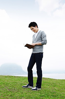 포토 JPG 주간 전신 구름 남자 바다 여행 하늘 휴가 휴식 한국 한명 서기 미소 웃음 사람 동양인 잔디 20대 성인 해변 야외 책 관광지 독서 제주도 한국인 남자만 남자한명만 성인남자만 청년만 청년남자만 청년남자한명만 성인한명만 성인남자한명만 성인만 국내포토 자연요소 식물 1 아시아 컨셉 모션 표정 인종 청년 파일형식 나라
