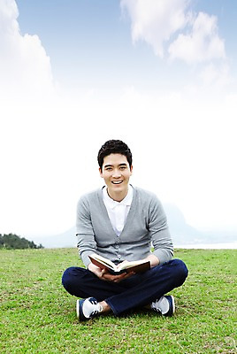 포토 JPG 주간 전신 구름 남자 바다 여행 하늘 휴가 휴식 한국 한명 미소 웃음 사람 앉기 동양인 잔디 20대 성인 해변 야외 책 관광지 독서 제주도 한국인 남자만 남자한명만 성인남자만 청년만 청년남자만 청년남자한명만 성인한명만 성인남자한명만 성인만 국내포토 자연요소 식물 1 아시아 컨셉 모션 표정 인종 청년 파일형식 나라