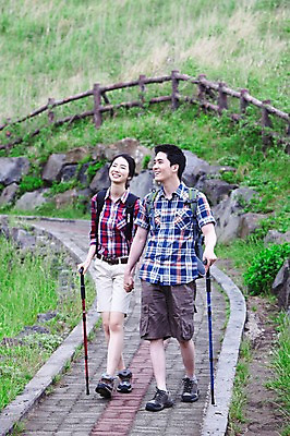 포토 JPG 주간 전신 커플 여자 남자 행복 길 한쌍 스포츠 여행 배낭 자연 지팡이 레저 휴가 산 한국 건강 사랑 미소 웃음 사람 동양인 20대 성인 취미 야외 두명 레포츠 관광지 울타리 운동 제주도 걷기 손잡기 등산 트래킹 한국인 즐거움 배낭여행 상쾌 커플티 산행 청년만 성인만 국내포토 자연요소 감정 아시아 가방 관계 모션 표정 인종 청년 담장 생태계 커플룩 파일형식