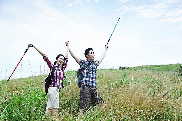 포토 JPG 주간 전신 구름 커플 여자 남자 행복 한쌍 스포츠 여행 배낭 자연 지팡이 하늘 팔벌리기 레저 휴가 산 한국 건강 사랑 서기 미소 웃음 사람 동양인 20대 성인 취미 야외 두명 레포츠 관광지 운동 제주도 손잡기 등산 트래킹 만세 한국인 자유 즐거움 배낭여행 상쾌 커플티 산행 청년만 성인만 국내포토 자연요소 감정 아시아 컨셉 가방 관계 모션 표정 인종 청년 생태계 커플룩 파일형식