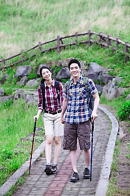 포토 JPG 주간 전신 커플 여자 남자 행복 길 한쌍 스포츠 여행 배낭 자연 지팡이 레저 휴가 산 한국 건강 사랑 미소 웃음 사람 동양인 20대 성인 취미 야외 두명 레포츠 관광지 울타리 운동 제주도 걷기 손잡기 등산 트래킹 한국인 즐거움 배낭여행 상쾌 커플티 산행 청년만 성인만 국내포토 자연요소 감정 아시아 가방 관계 모션 표정 인종 청년 담장 생태계 커플룩 파일형식