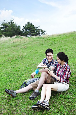 포토 JPG 주간 전신 구름 커플 여자 남자 행복 커피 한쌍 스포츠 여행 배낭 자연 하늘 레저 휴가 휴식 산 한국 건강 사랑 미소 웃음 사람 앉기 동양인 잔디 20대 성인 취미 야외 두명 물 레포츠 관광지 운동 제주도 등산 트래킹 한국인 붓기 물병 즐거움 배낭여행 상쾌 커플티 손수건 보온병 청년만 성인만 국내포토 자연요소 식물 감정 아시아 음료 컨셉 가방 관계 모션 표정 인종 청년 물통 생태계 커플룩 파일형식